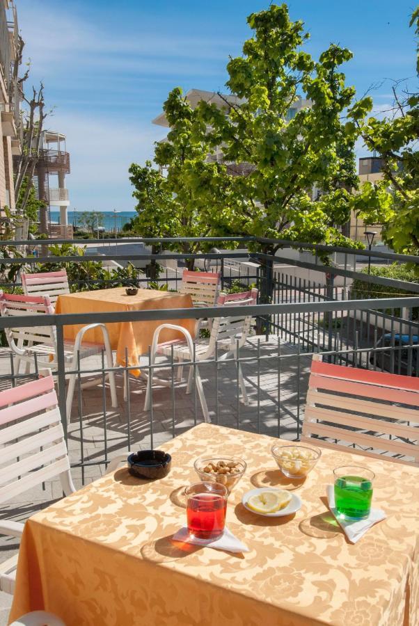 Hotel Holiday Sunshine Summer Мисано Адриатико Екстериор снимка