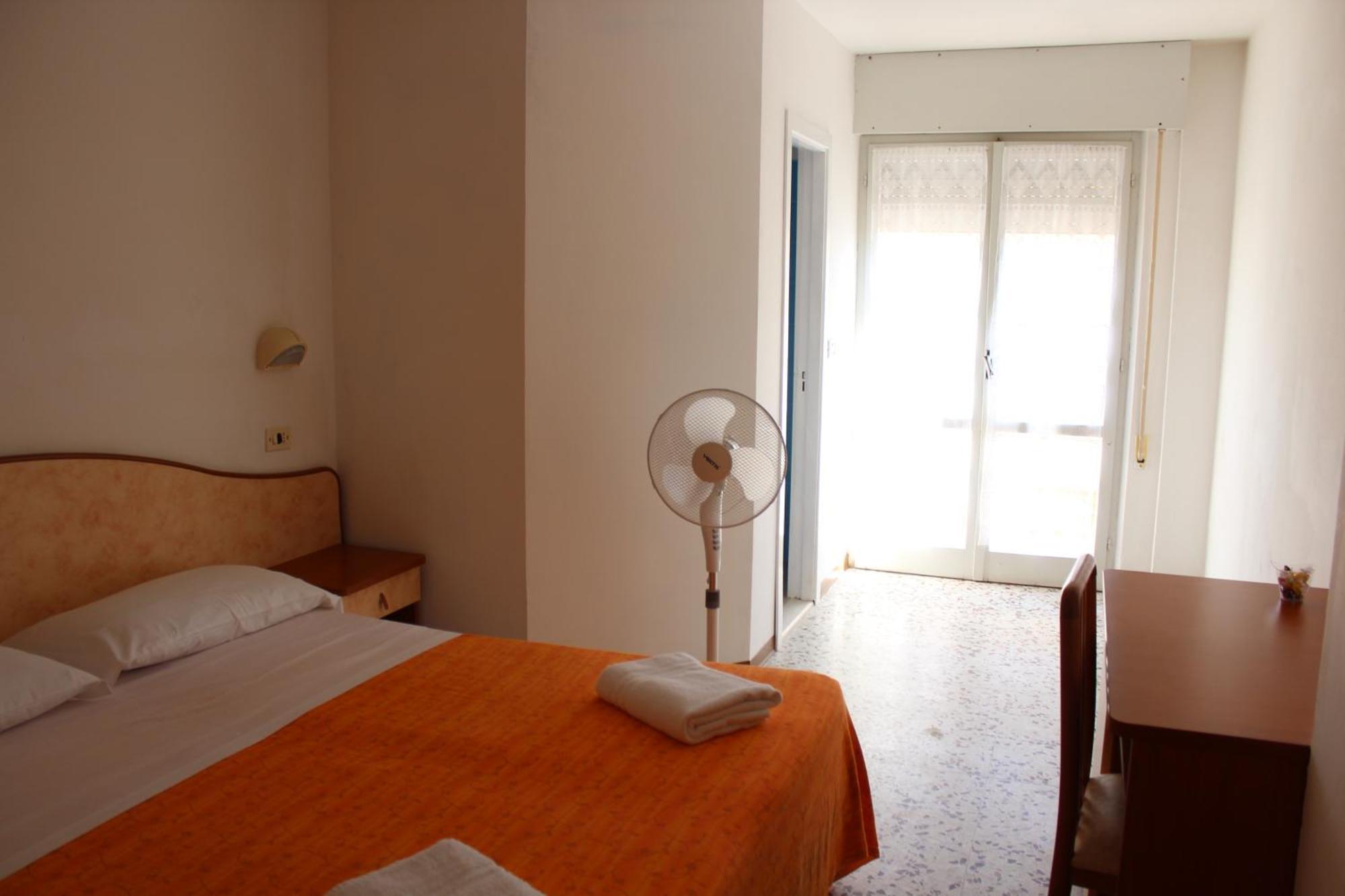 Hotel Holiday Sunshine Summer Мисано Адриатико Стая снимка