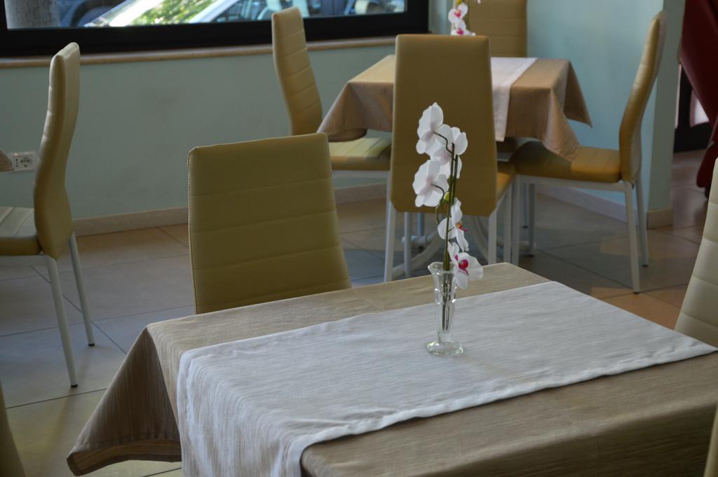 Hotel Holiday Sunshine Summer Мисано Адриатико Екстериор снимка